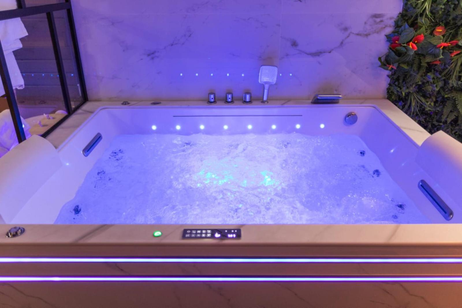 Krystalisya Privatif Sauna Jacuzzi Siege Massant *